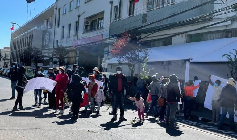 Ocupantes de toma ilegal en sector Guaiquillo protestaron ante el municipio de Curicó por inminente desalojo