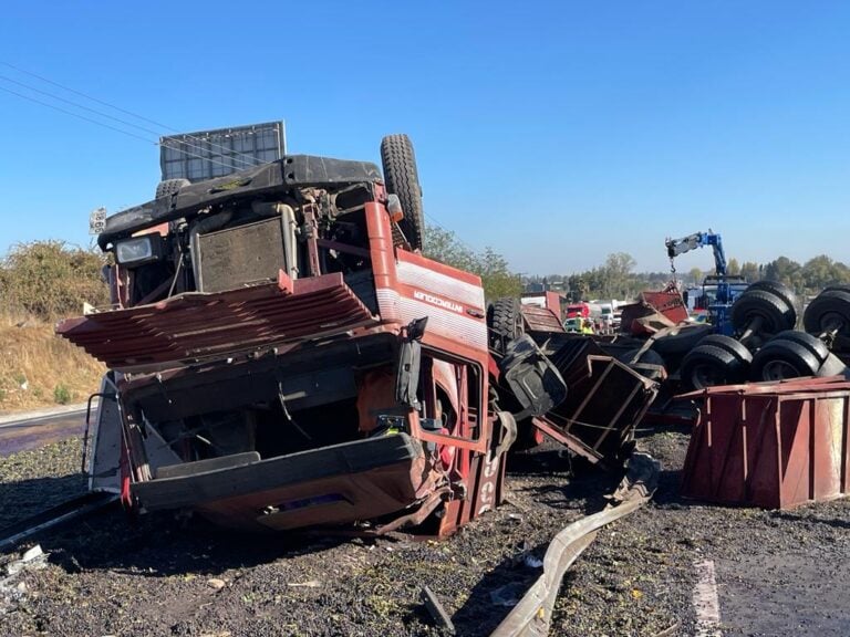 Chofer sufrió lesiones tras volcar su camión en la subida Quilvo en la Ruta 5