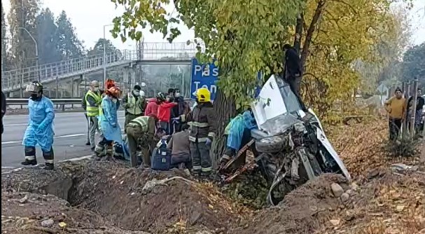 Volcamiento deja heridos y atrapados frente al cruce de Teno