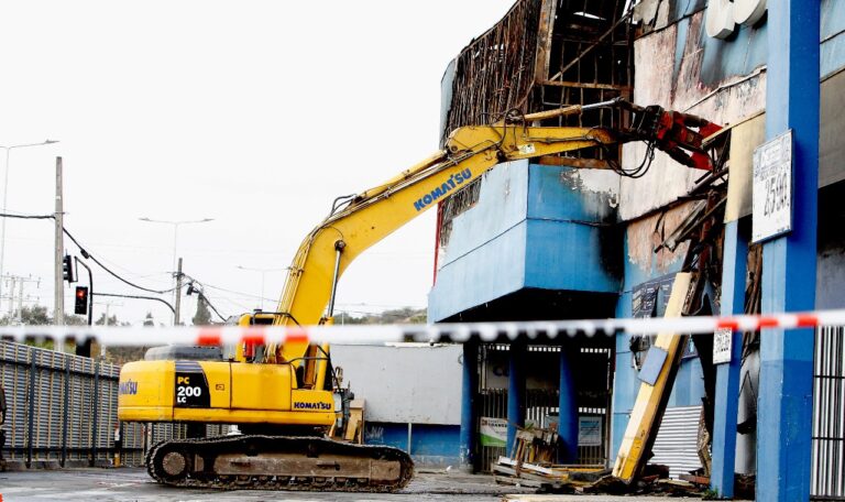Comenzó demolición de supermercado Líder incendiado en Curicó