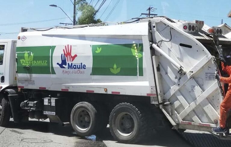 Carabineros recuperaron dos camiones de basura robados en Maule y detuvieron a un menor