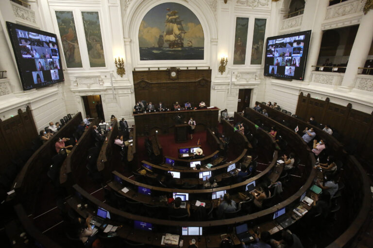 Nueva Constitución: Encuesta revela que 44% votaría Rechazo en plebiscito de salida