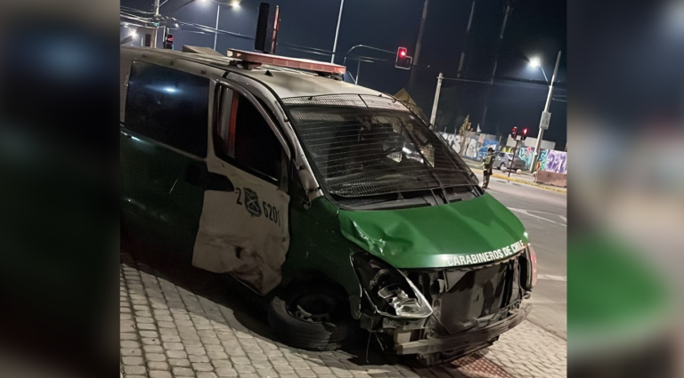 Dos carabineros lesionados graves tras colisión en Avenida Alessandri de Curicó