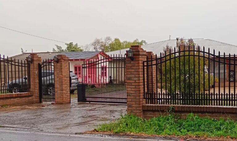 Sujetos que simularon ser policías asaltaron a familia en vivienda en Teno