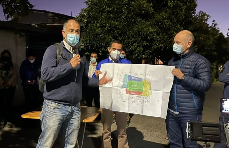 Autoridades coordinan demolición de supermercado Líder incendiado en Curicó y comunidad presenta sus inquietudes