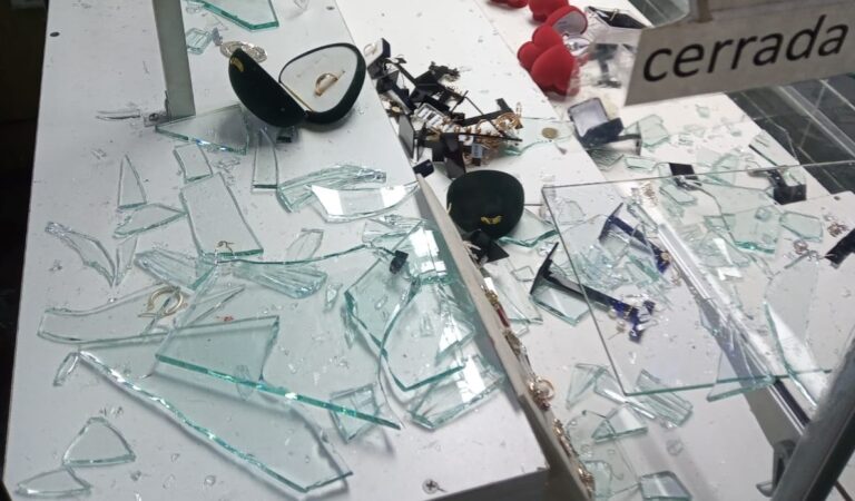 Carabineros busca a sujetos que robaron $6 millones en joyas desde local en Curicó