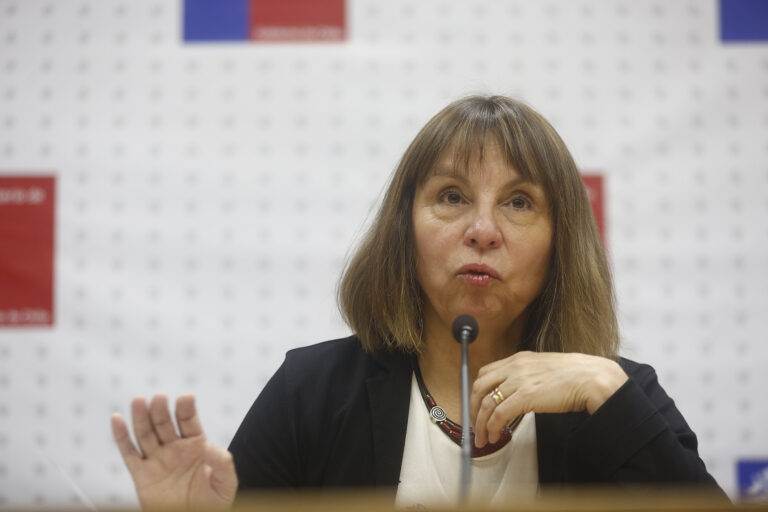 Ministra Vega afirma que en Chile "existen los presos políticos sin duda"