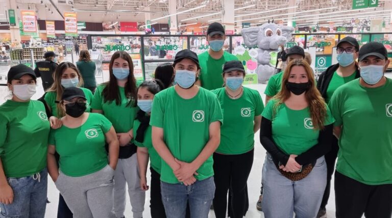 Trabajadores de Jumbo en Curicó realizan paro por incumplimiento de contratos