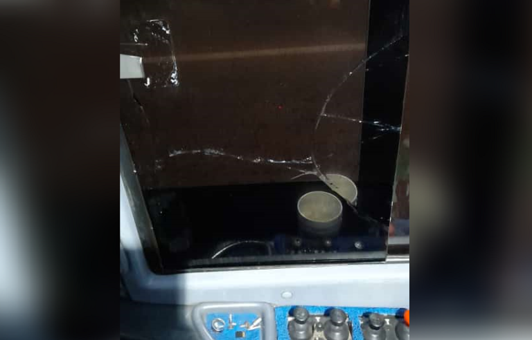 Chofer de bus denunció a limpia parabrisas de sector Aguas Negras que rompió un vidrio de su vehículo
