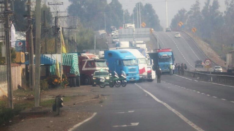 Camioneros provocaron kilométrica congestión frente a Curicó