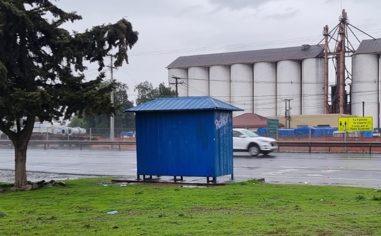 Sujetos armados asaltaron a hombre que esperaba locomoción en paradero frente a Romeral