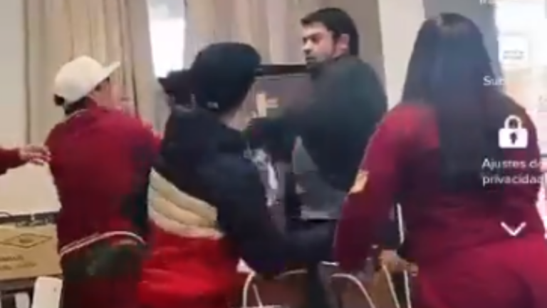Alumnos agreden a profesor que los habría sacado de la sala por decir un garabato