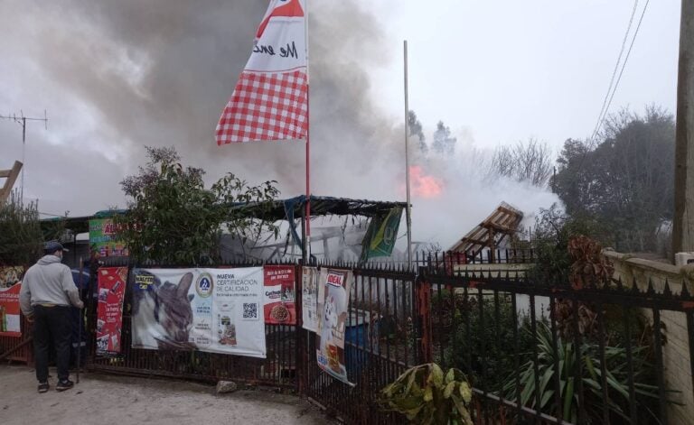 Incendio consume vivienda y negocio en El Porvenir