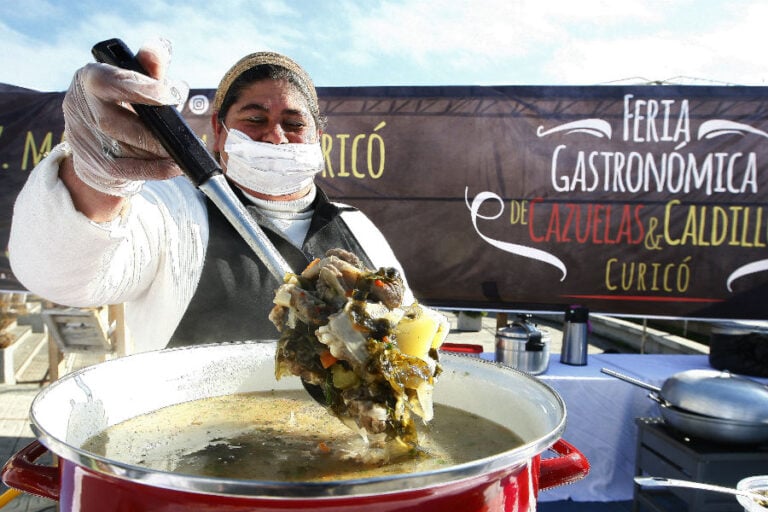 Comenzó la Feria Gastronomía en la Feria de Cazuelas y Caldillos en la alameda Manso de Velasco