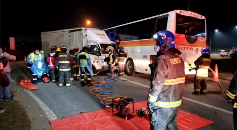 Conductor de camión estuvo una hora atrapado tras impactar con un bus en el cruce Los Niches