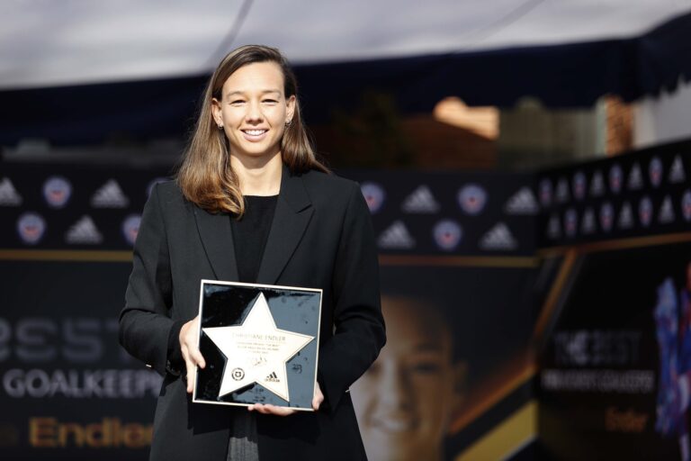 Christiane Endler ya tiene su estrella en el Paseo de la Fama del fútbol chileno