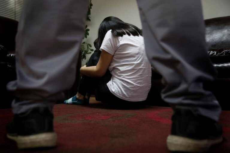 Madre fue condenada a 12 años de cárcel por permitir el abuso y violación de su hija