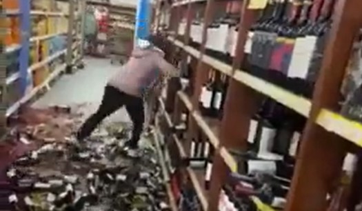 Fue despedida de un supermercado y destrozó la góndola de vinos