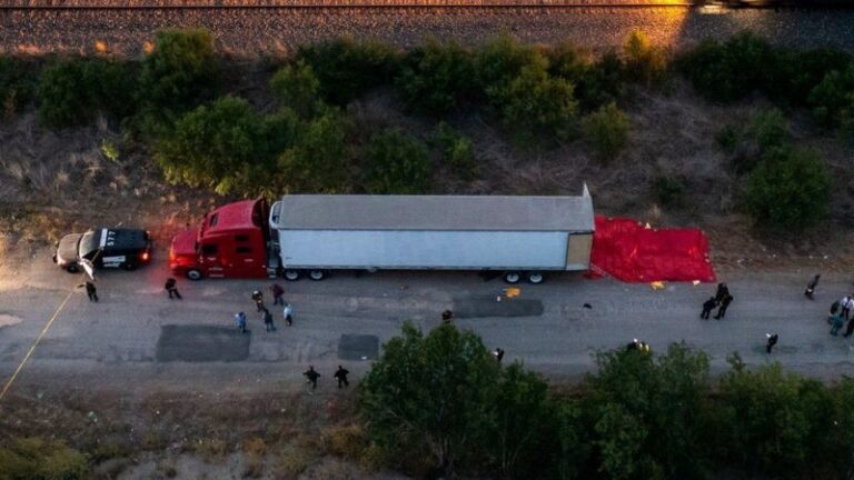 Encuentran 46 migrantes muertos y 16 heridos dentro de un camión en Texas