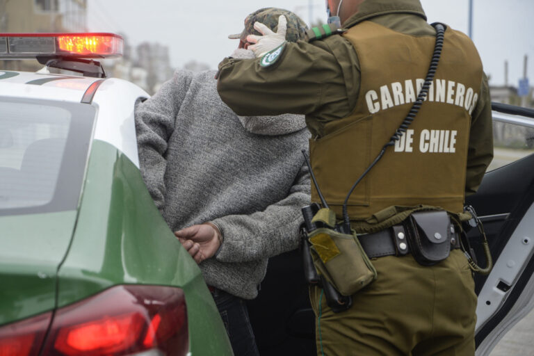 Sujeto chocó vehículo policial y mordió a carabinero en Punta Arenas