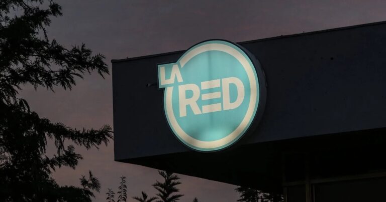 Crisis en La Red: despiden a medio centenar de empleados en medio de huelga