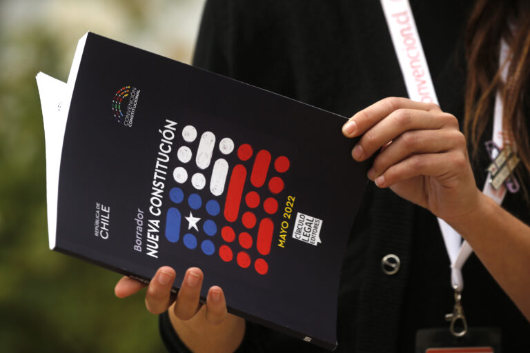 Cadem: Rechazo saca ventaja de 18 puntos al Apruebo y respaldo a Presidente Boric aumenta 3%