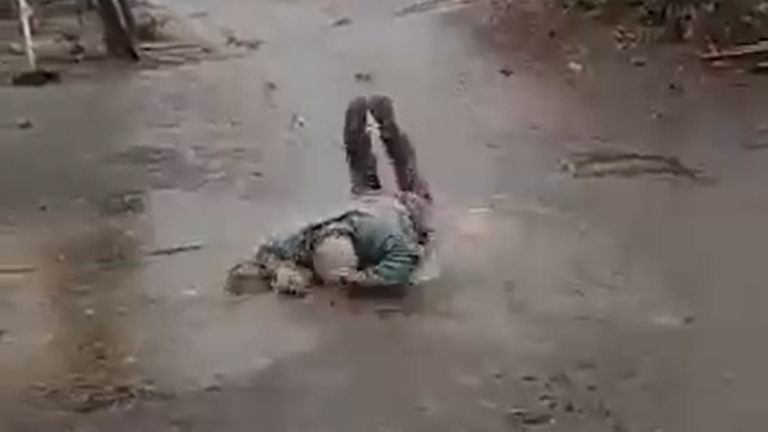 "Como un niño": Adulto mayor celebró con "chapuzón" la lluvia en Illapel