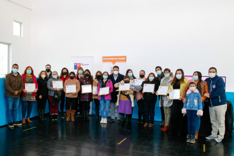 Programa Mujeres Jefas de Hogar de Licantén certificó a usuarias en diversas áreas