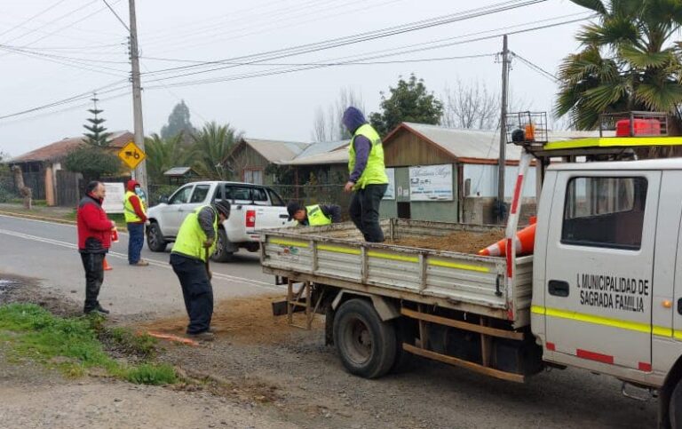 Municipio de Sagrada Familia realiza tapado de hoyos provisorio en las calles