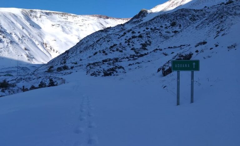 Advierten no subir al Complejo Fronterizo Vergara por aumento de nieve y riesgo de derrumbes