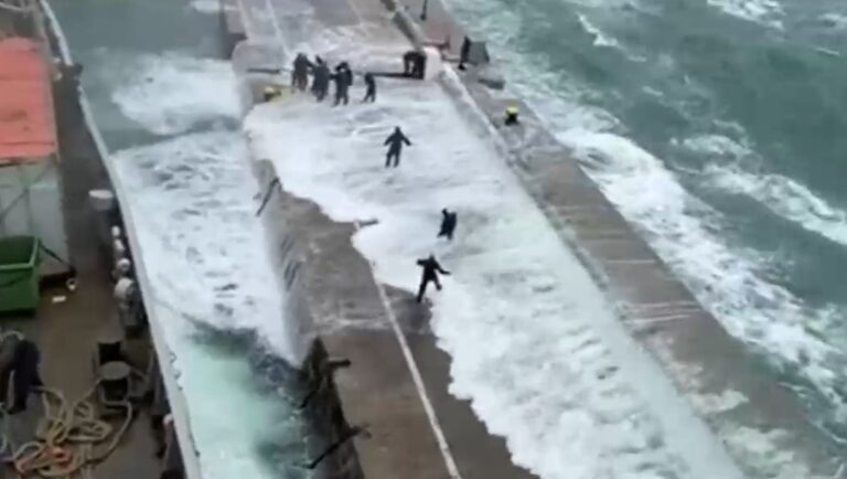 Captan rescate de marino tras ser impactado por fuertes marejadas en Valparaíso