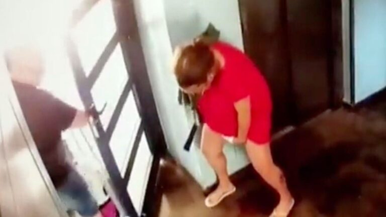 Mujer da a luz de pie y apoyada en una pared en el hall de un edificio
