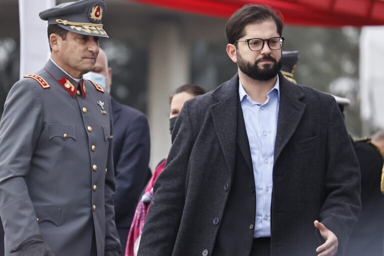 Presidente Boric fue recibido con pifias en ceremonia del Ejército