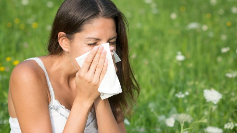 ACHS entregó recomendaciones para identificar una alergia en primavera