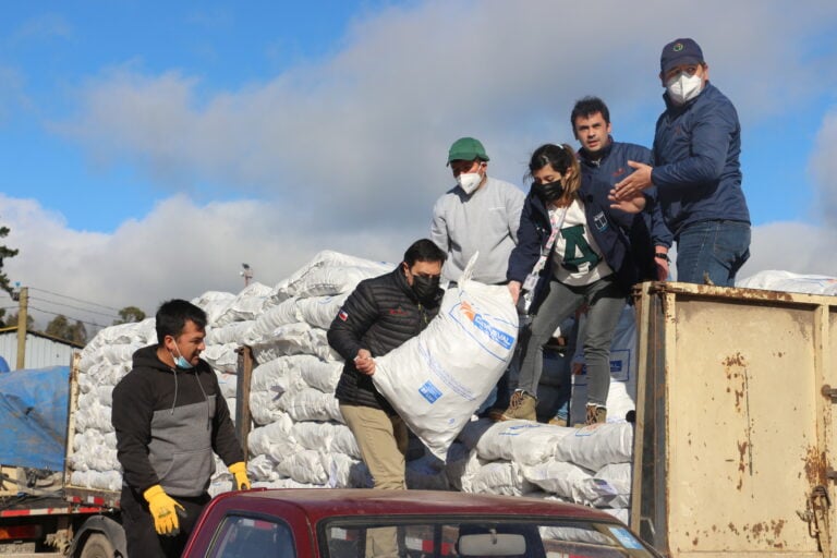 Crianceros de Romeral recibieron sacos de alfalfa para alimentar a sus ganados