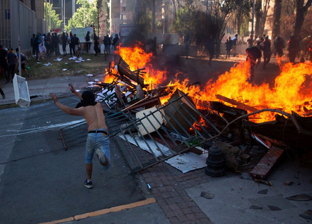 Diputados UDI presentan proyecto para quitar beneficios estatales a condenados por destrozos y agresión a Carabineros