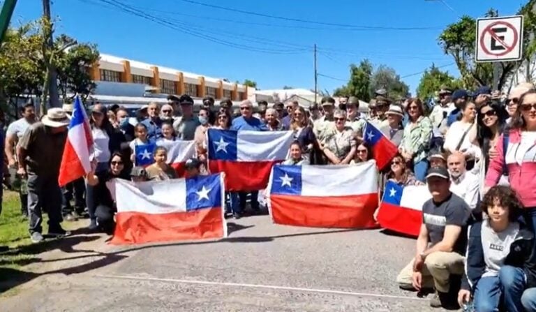 Grupo de manifestantes realizó actividad en apoyo a Carabineros en Curicó