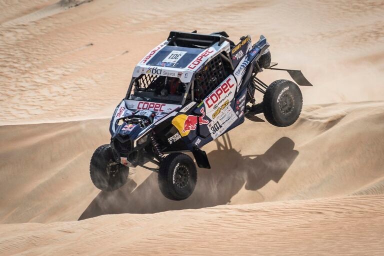 "Chaleco" López sigue a la cabeza en el rally de Marruecos