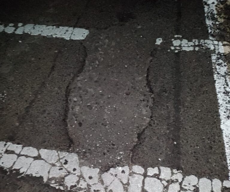 Conductores exigen a Vialidad reparar baches en sector Orilla de Navarro por riesgo de accidentes