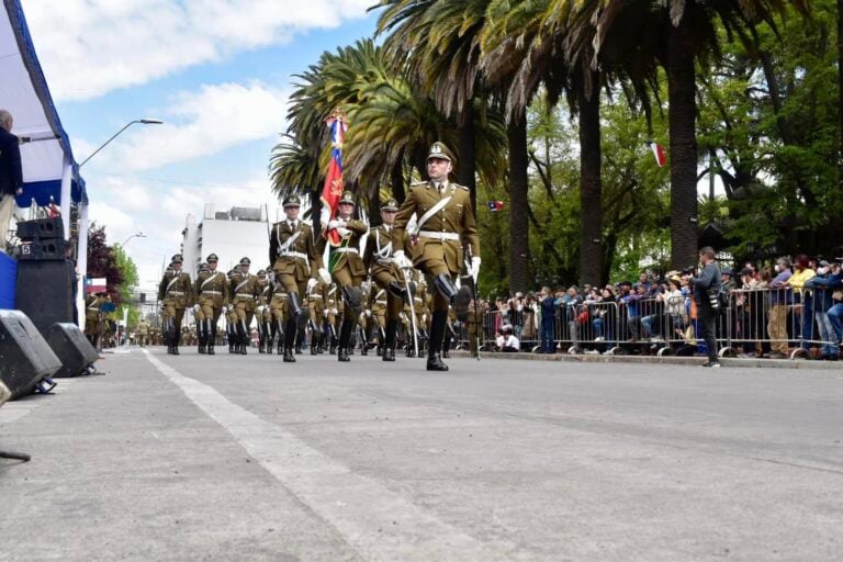 Diputado Pulgar molesto por informalidad en desfile de celebración de los 279 de Curicó