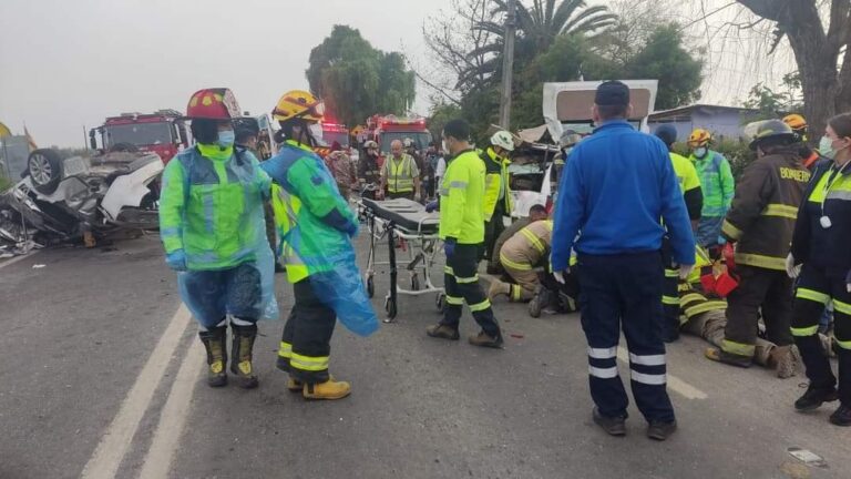 Tres muertos en choque frontal de auto con carroza en Sagrada Familia