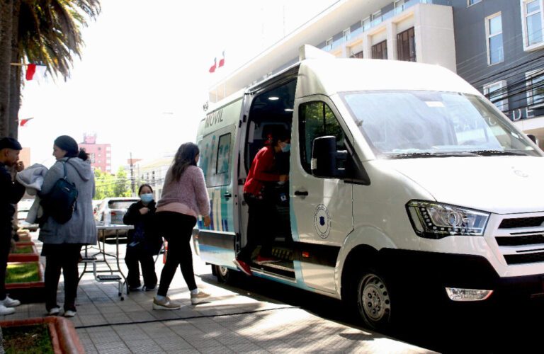 Continúa toma de PAP para mujeres entre 25 y 64 años en la plaza de armas de Curicó