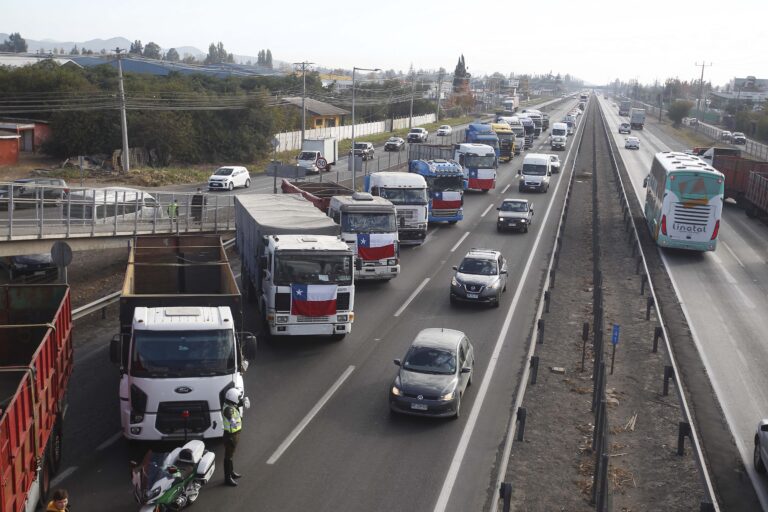 Camioneros no llegan a acuerdo con Gobierno y siguen las movilizaciones
