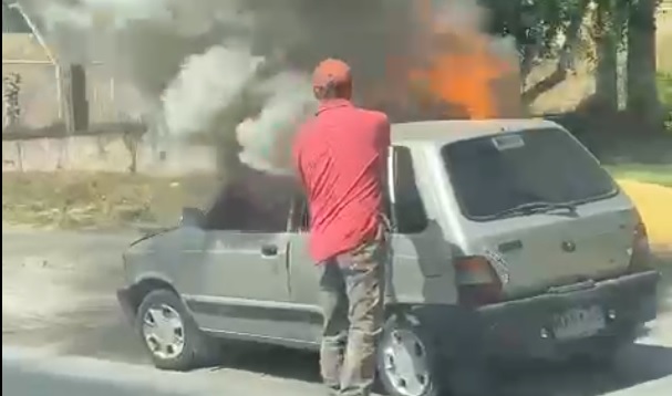 Automóvil se incendia en pleno desplazamiento por Curicó