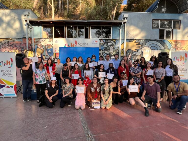 Jóvenes curicanos reciben certificación de talleres artísticos