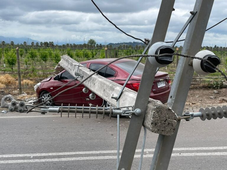 Vehículo es abandonado tras impactar con poste de alumbrado camino a Los Guindos
