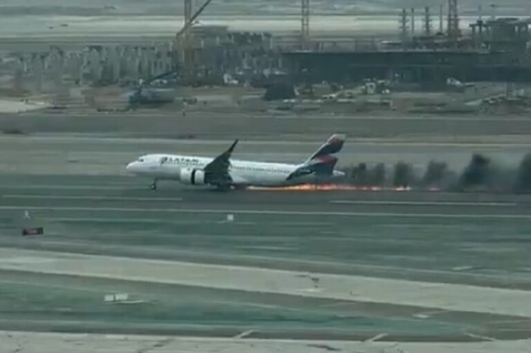 Avión de Latam colisionó contra camión en aeropuerto de Perú