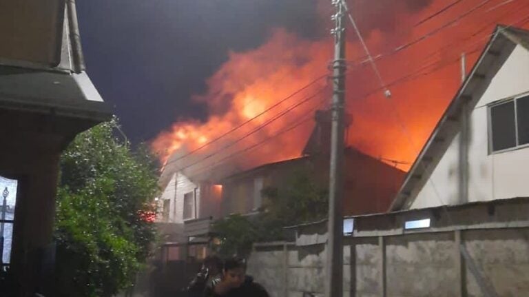 Gran incendio afectó a Villa de Carabineros en Curicó