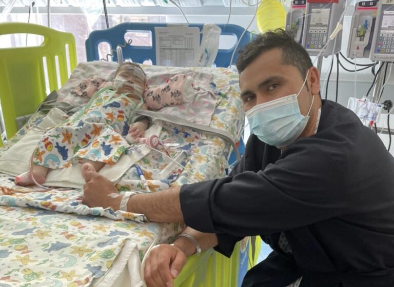 Exitoso trasplante de hígado de bebé curicana: donante fue su padre