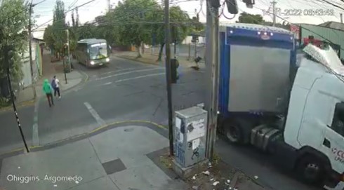 Camión de alto tonelaje derribó semáforo en el centro de Curicó